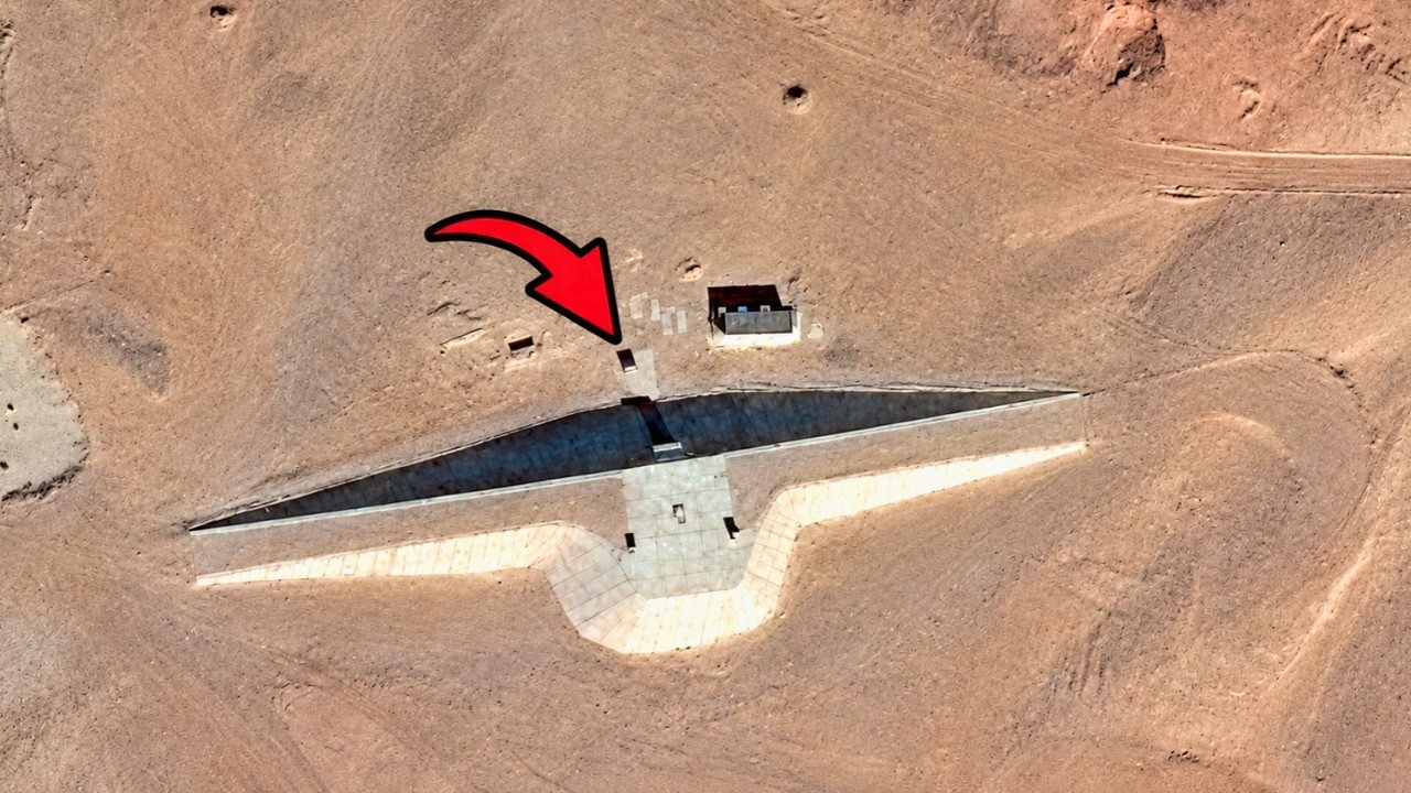 Ein Pilot entdeckte ein verlassenes Gebäude in der Wüste – doch als er hineinging, erlebte er einen Schock