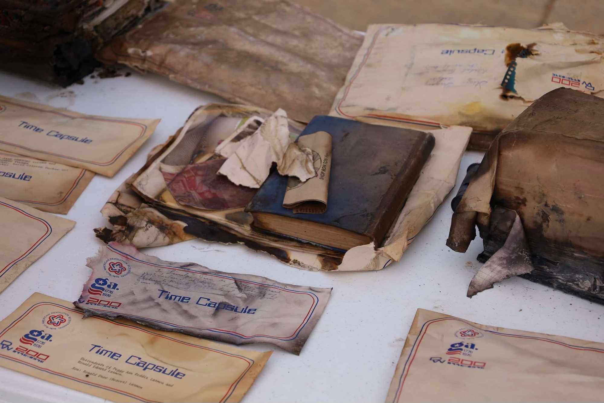 Encontraram uma carteira enterrada por décadas. Dentro, havia uma cápsula do tempo perfeitamente preservada